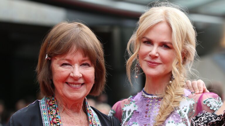 Nicole Kidman recibe el premio a la mejor actriz en Venecia y abandona el festival por la muerte de su madre