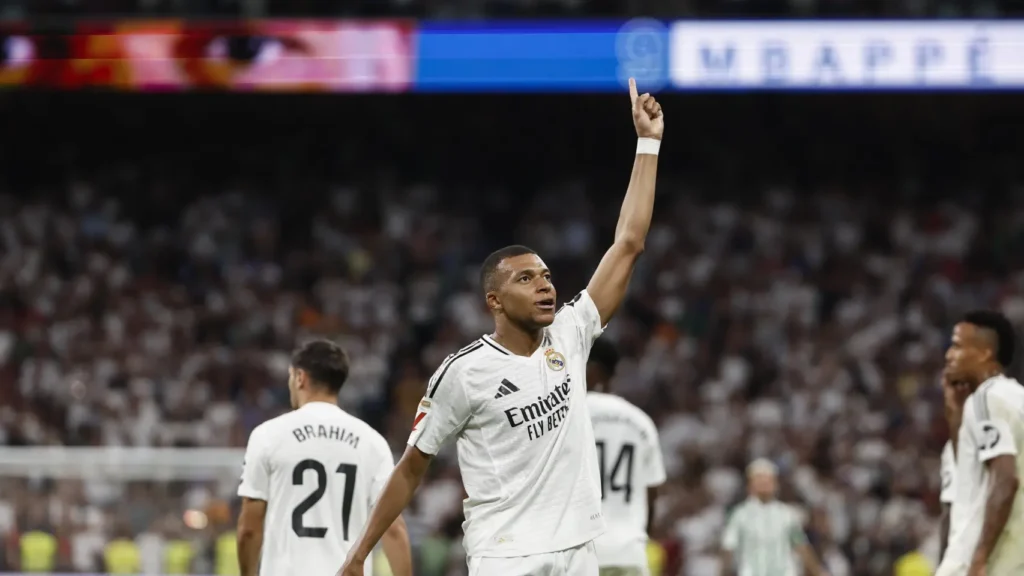 El francés Kylian Mbappé se estrena en LaLiga con un doblete que salva al Madrid