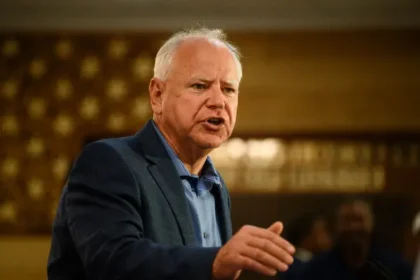 Tim Walz elogia a Kamala Harris y promete defender los derechos LGBTQ+