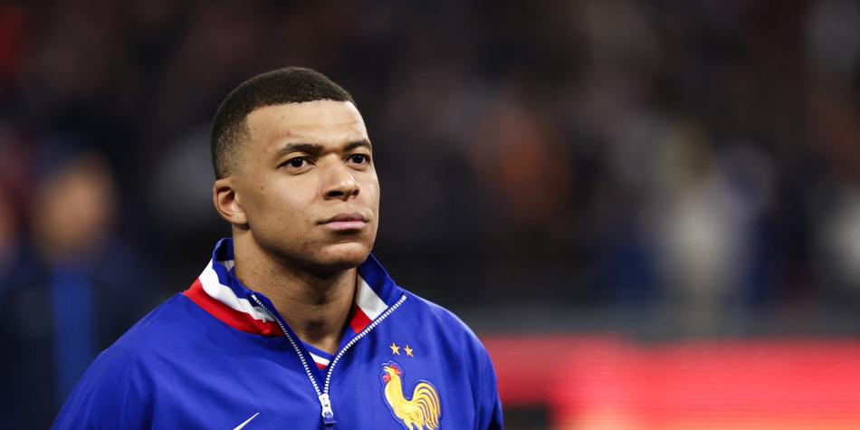 Mbappé enfrenta críticas por su rendimiento y posición en la selección francesa