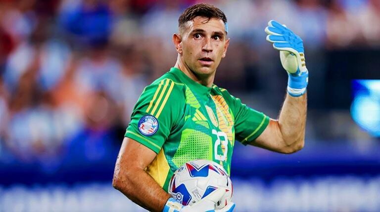 Dibu Martínez golpea a un camarógrafo tras la derrota de Argentina ante Colombia