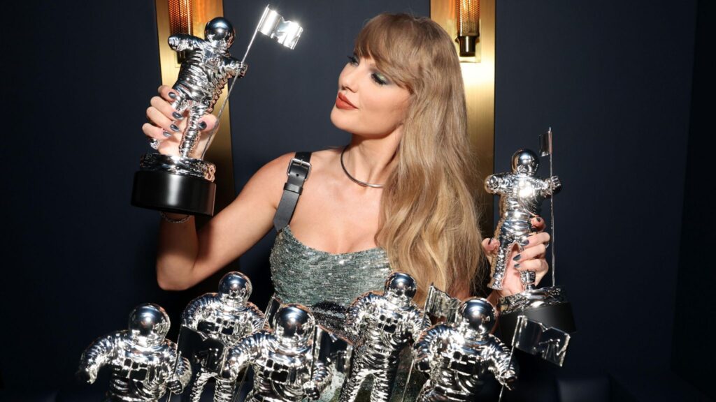 Taylor Swift gana 7 VMAs e iguala a Beyoncé como artista más galardonada