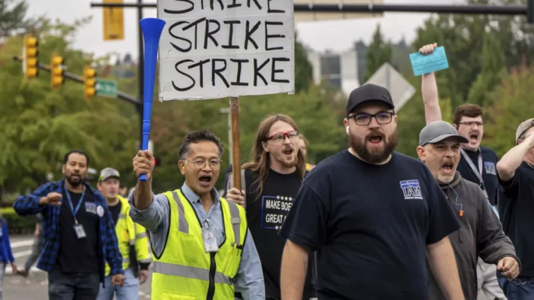 Crisis en Boeing: Más de 30,000 trabajadores inician huelga tras rechazo de contrato