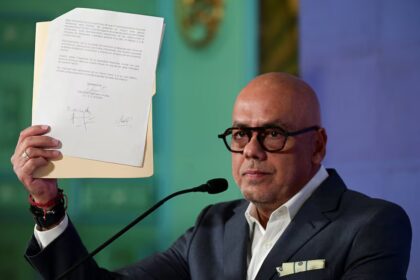 Jorge Rodríguez desmiente al abogado de Edmundo González y revela carta firmada por el excandidato