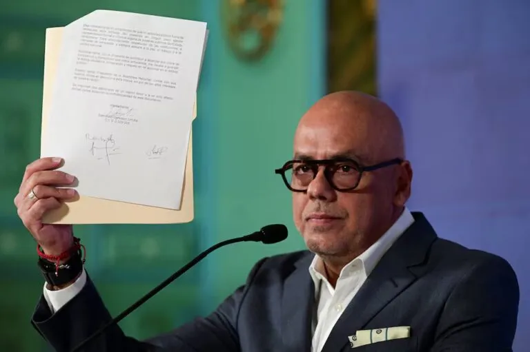 Jorge Rodríguez desmiente al abogado de Edmundo González y revela carta firmada por el excandidato