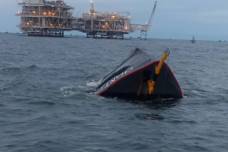 Hundimiento de barcaza petrolera en el Lago de Maracaibo deja 4 muertos