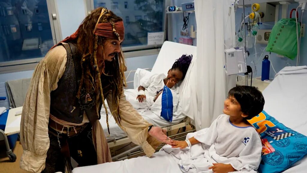 Johnny Depp, el capitán Jack Sparrow, lleva alegría a niños en San Sebastián
