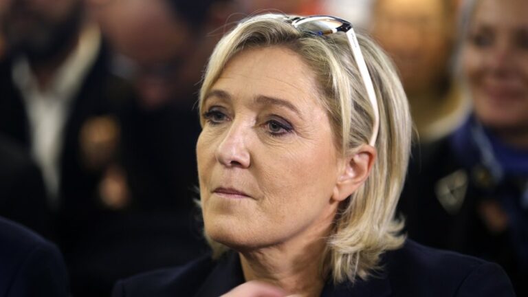 Justicia francesa juzga a Marine Le Pen por malversación de fondos del Parlamento Europeo