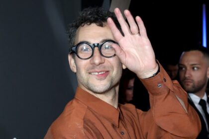 Jack Antonoff se defiende tras ser criticado por usar tapones de oídos durante presentación de Katy Perry