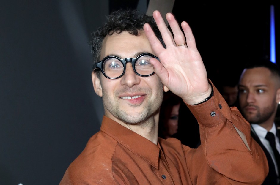 Jack Antonoff se defiende tras ser criticado por usar tapones de oídos durante presentación de Katy Perry