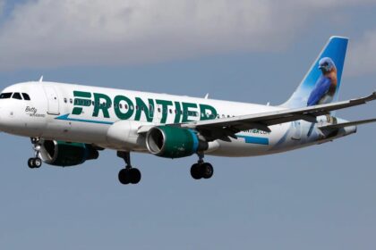 Detienen a pasajero de California que intentó estrangular a una azafata en pleno vuelo