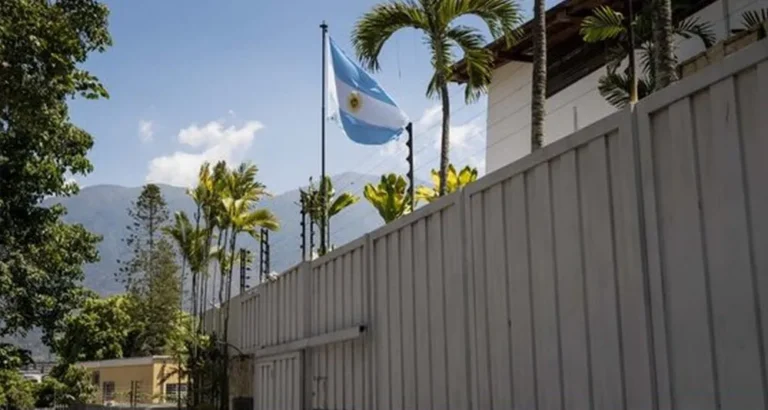 Agentes del SEBIN rodean la Embajada de Argentina en Caracas