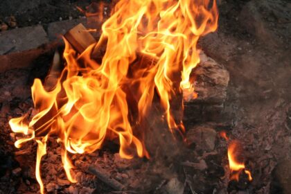 Incendio de gran magnitud en fábrica de motocicletas alarma a los habitantes de Caracas
