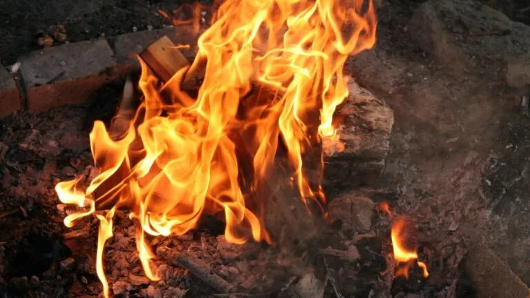 Incendio de gran magnitud en fábrica de motocicletas alarma a los habitantes de Caracas