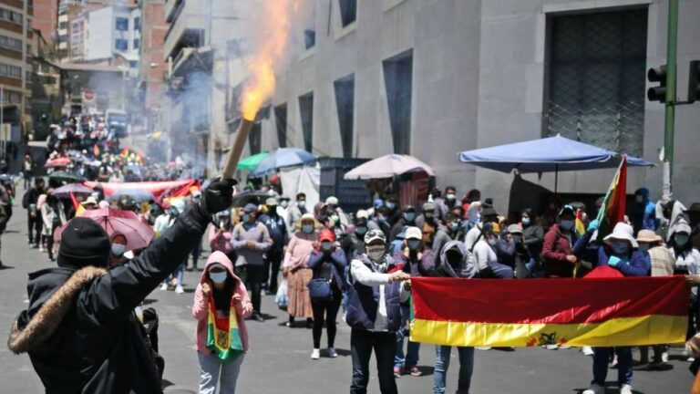 Enfrentamientos en Bolivia dejan 14 policías heridos y 44 detenidos