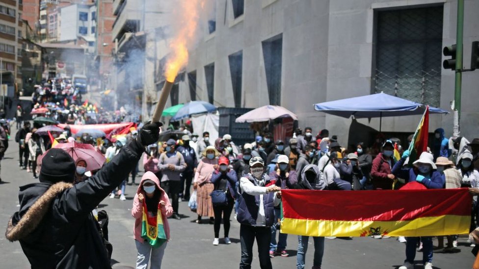 Enfrentamientos en Bolivia dejan 14 policías heridos y 44 detenidos
