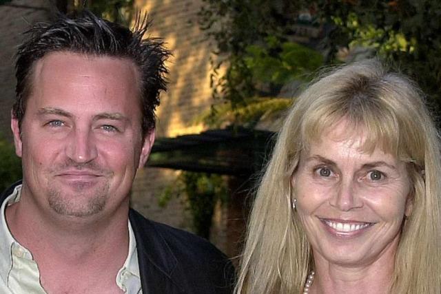 Madre de Matthew Perry comparte sus recuerdos a casi un año de la muerte del actor