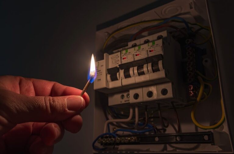 Ecuador incrementará los cortes de electricidad a 14 horas diarias