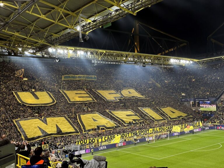 Hinchas del Dortmund protestan contra el cambio de formato de la Champions