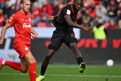 Bayer Leverkusen y Holstein Kiel empatan 2-2