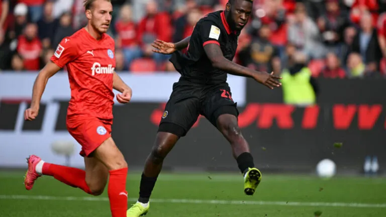 Bayer Leverkusen y Holstein Kiel empatan 2-2