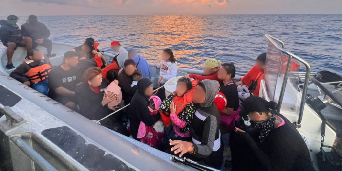 La Armada de Colombia rescata a 22 migrantes irregulares en el Caribe