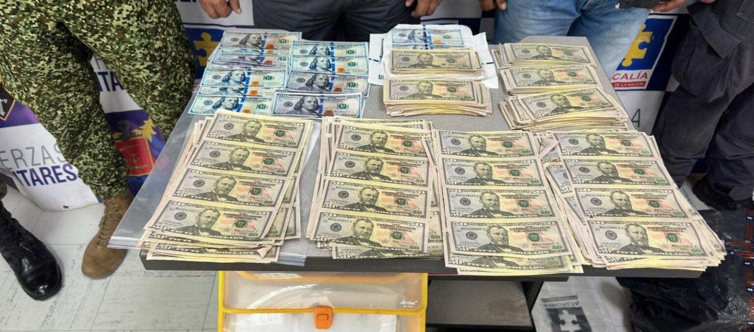 Desmantelan fábrica de dólares falsos en Bogotá