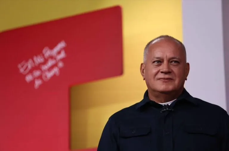 Diosdado Cabello equipa a  Consejos Comunales con teléfonos para atención 911
