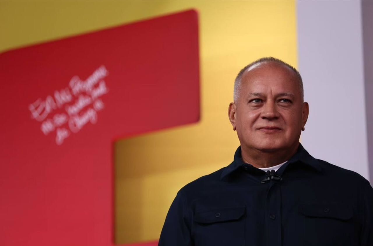 Diosdado Cabello equipa a Consejos Comunales con teléfonos para atención 911 Diosdado Cabello equipa a Consejos Comunales con teléfonos para atención 911