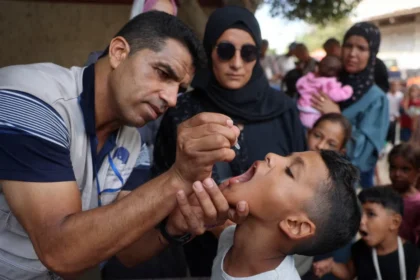 OMS suspende campaña de polio en Gaza tras ataques israelíes