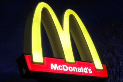 Intoxicación por E. coli: un muerto y 10 hospitalizados tras consumir hamburguesas de McDonald’s