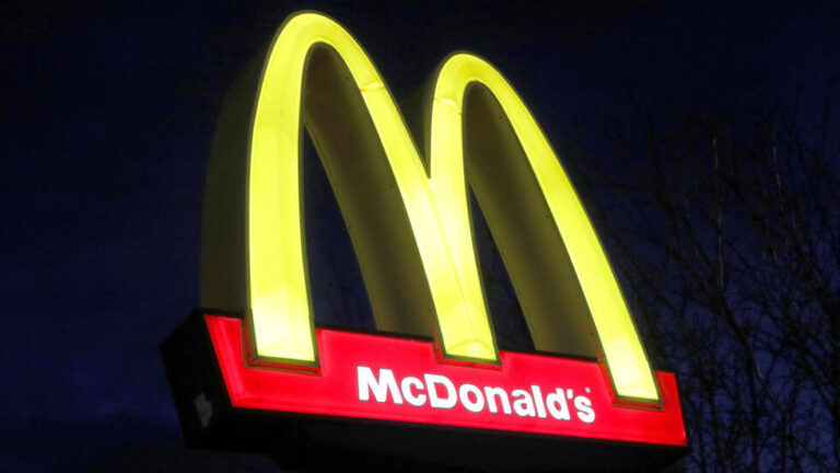 Intoxicación por E. coli: un muerto y 10 hospitalizados tras consumir hamburguesas de McDonald’s