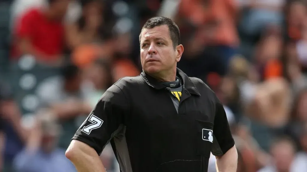 Venezolano Carlos Torres hace historia al arbitrar el juego inaugural de la Serie Mundial