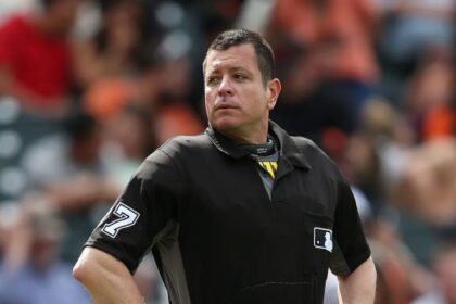 Venezolano Carlos Torres hace historia al arbitrar el juego inaugural de la Serie Mundial