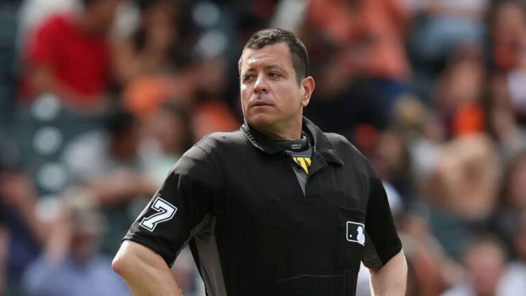 Venezolano Carlos Torres hace historia al arbitrar el juego inaugural de la Serie Mundial