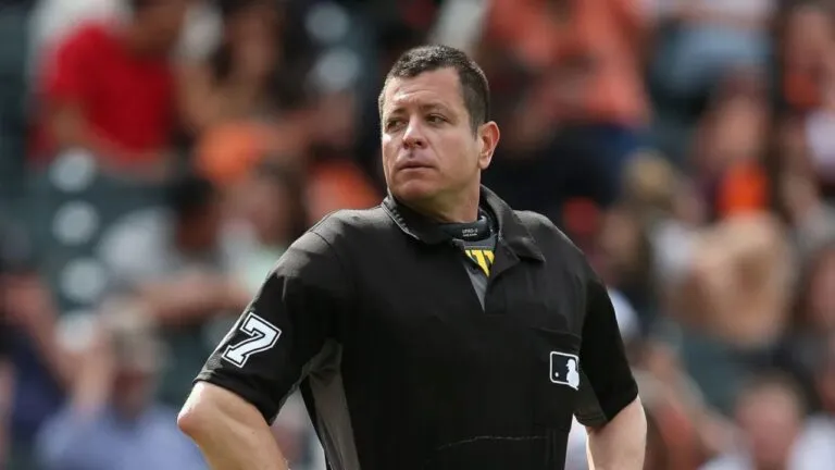 Venezolano Carlos Torres hace historia al arbitrar el juego inaugural de la Serie Mundial