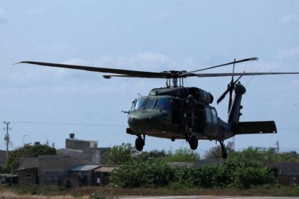 Helicóptero Black Hawk bajo ataque en Antioquia con 24 policías a salvo