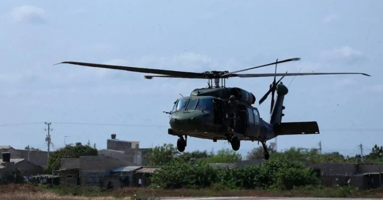 Helicóptero Black Hawk bajo ataque en Antioquia con 24 policías a salvo