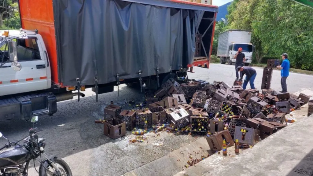 Saqueo masivo tras volcamiento de camión de cerveza en la vía Panamericana