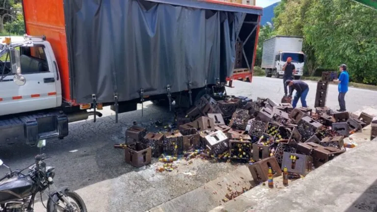 Saqueo masivo tras volcamiento de camión de cerveza en la vía Panamericana