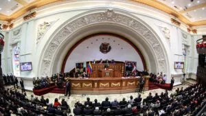 Expulsan a 2 diputados de la Asamblea Nacional tras reconocer a Edmundo González