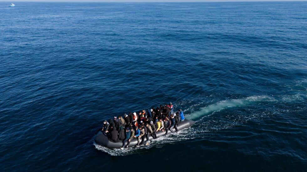 Mueren 4 migrantes, incluido un niño, al cruzar el Canal de la Mancha