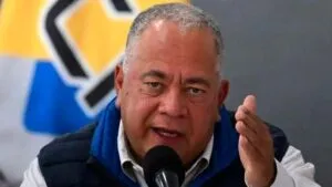 Elvis Amoroso reaparece en público tras rumores de detención y huida del país