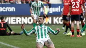 Vitor Roque brilla en la victoria del Betis en Pamplona