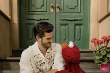Andrew Garfield reflexiona sobre el duelo en una emotiva conversación con Elmo de Plaza Sésamo