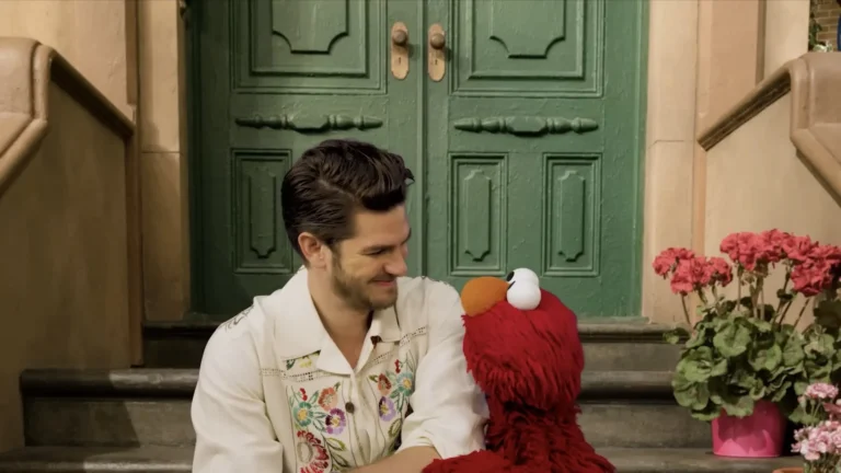 Andrew Garfield reflexiona sobre el duelo en una emotiva conversación con Elmo de Plaza Sésamo