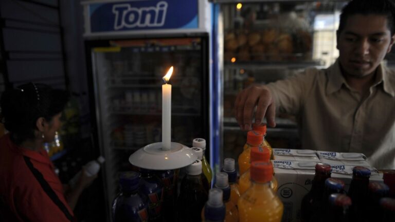 Ecuador enfrenta crisis energética: Apagones de hasta 10 horas diarias se mantendrán