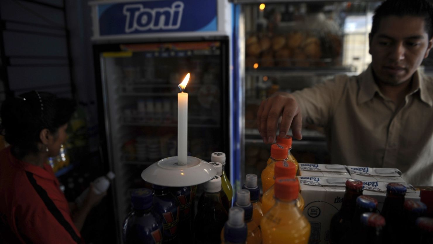 Ecuador enfrenta crisis energética: Apagones de hasta 10 horas diarias se mantendrán