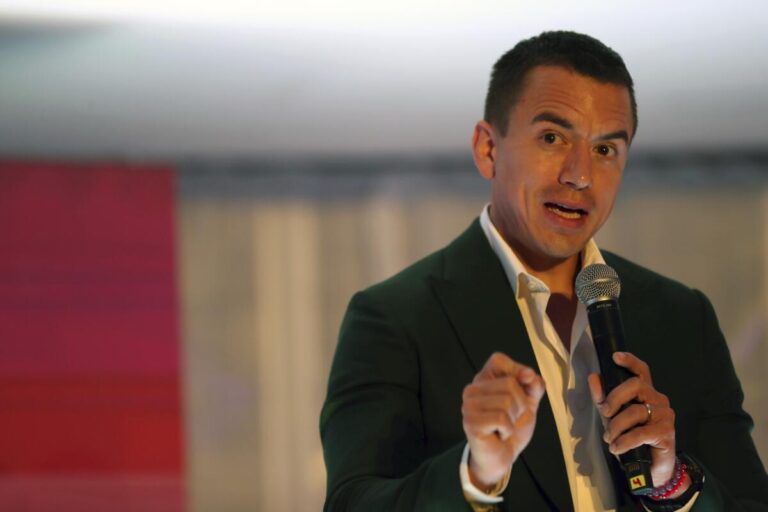 Noboa se queda en Quito para respaldar a su ministra del Interior