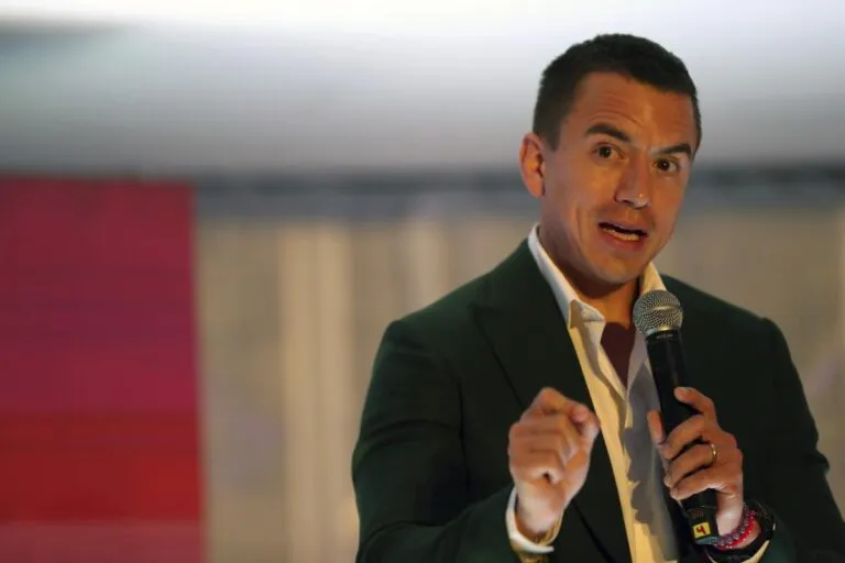 Noboa se queda en Quito para respaldar a su ministra del Interior